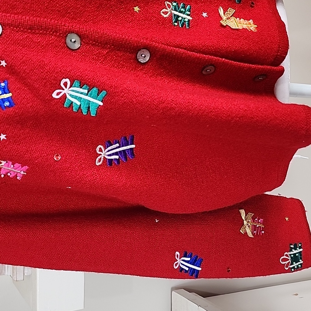 Karen Scott Sport 100% Wool Embroidered Holiday Presents Button Front Cardigan - Picture 4 of 9